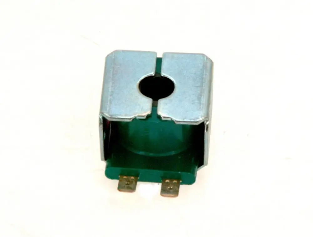 Spule von Bosch mit metallem Gehäuse, Öffnung oben und zwei Metallanschlüssen an der Unterseite, zur Verwendung in elektrischen Systemen.